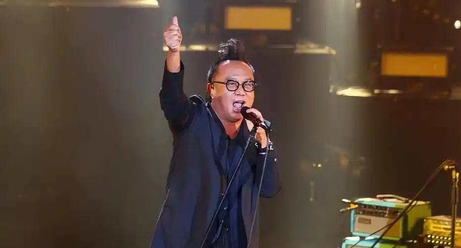 刘德华梅艳芳邓紫棋都翻唱过,但黄大炜的《你把我灌醉》最带感!