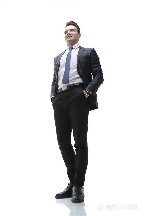 成功的年轻男人,在一套西装照片-正版商用图片11et3v-摄图新视界