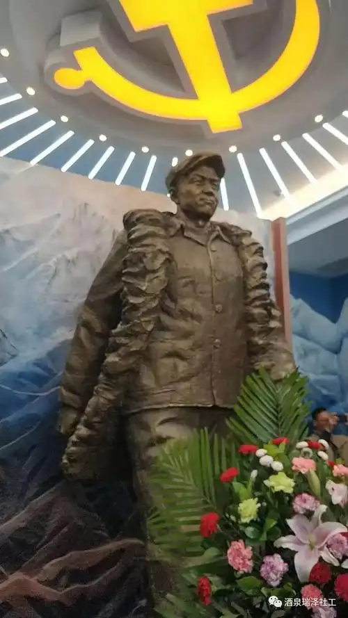 市青联委员及青年社会组织负责人首先参观了铁人王进喜纪念馆,然后