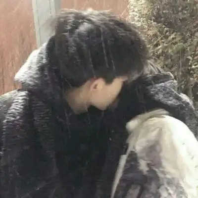 ins真人接吻情头想我就要说出来放在心里又不会涨利息_情侣头像_我要