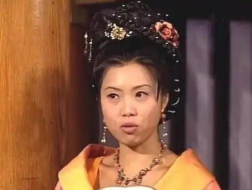 梅小惠是tvb金牌监制梅小青的妹妹,当年两姐妹一个在幕前一个在幕后