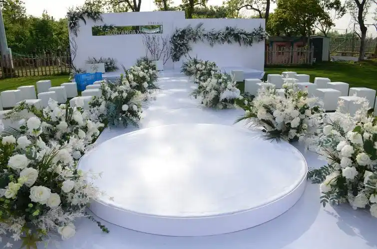 草坪婚礼舞台