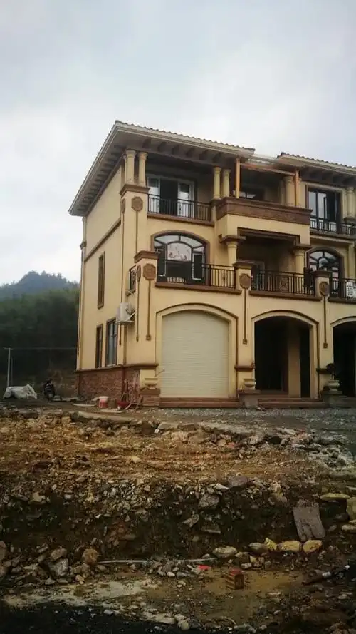 三层农村欧式别墅,外墙真石漆,看上去挺不错的,很多人都喜欢,这个在