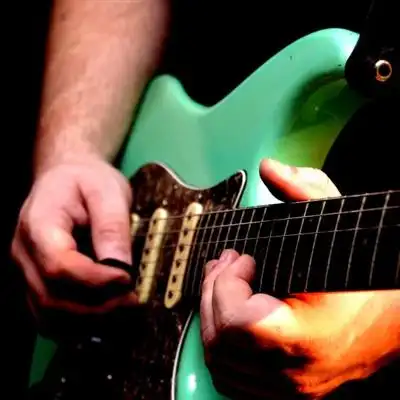 弹吉他的文艺范真人欧美男生不露脸高清唯美头像图片