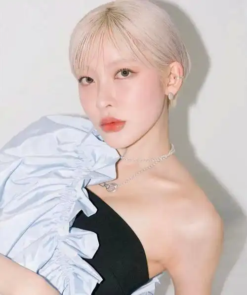 金色短发是一种时尚前卫的发型,适合个性鲜明,喜欢尝试新鲜事物的女生