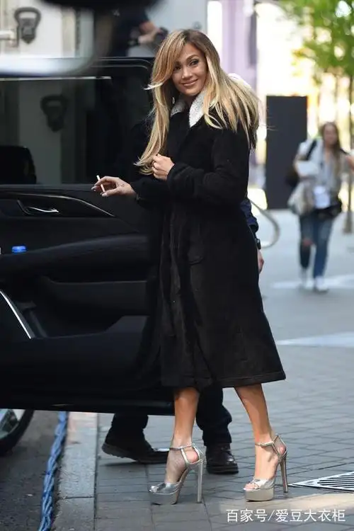 欧美明星街拍:艾尔莎绿色小衫美翻天,贝拉针织阔腿裤很有feel