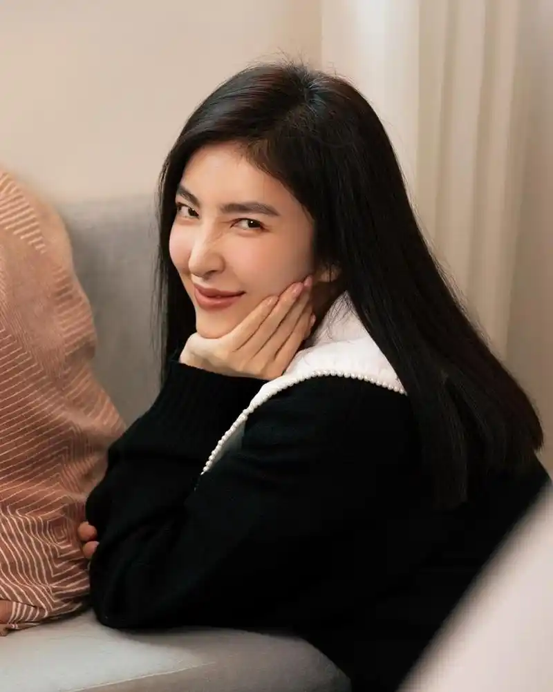 44岁杨谨华脸上没有一丝皱纹,穿珍珠娃娃领针织衫甜美可爱