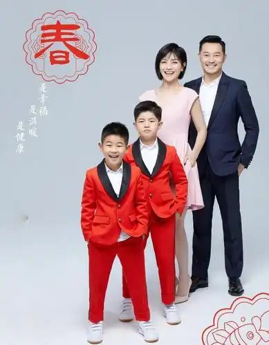 明星家庭晒新年全家福 陈小春王祖蓝二胎曝光