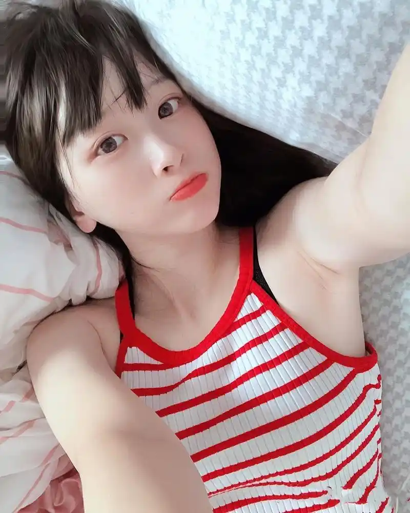 电竞美女主播薇薇的清新自拍照,甜美可爱惹人迷