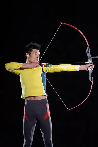 一名男运动员在射箭