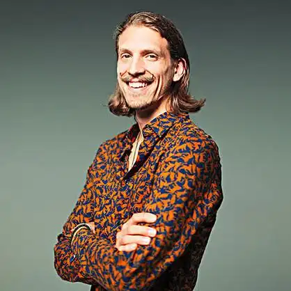 长发八字胡花男人