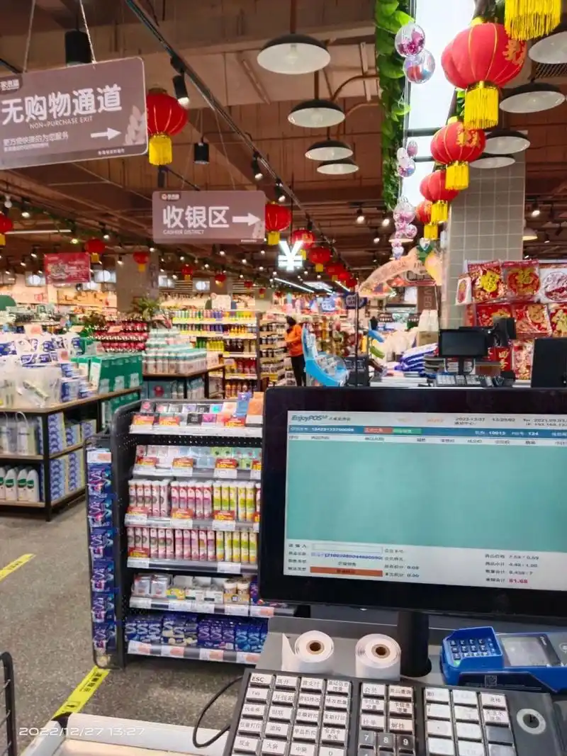 假期工:超市收银员  临时工一天80元,分早晚班和高峰班,早晚班是早9.