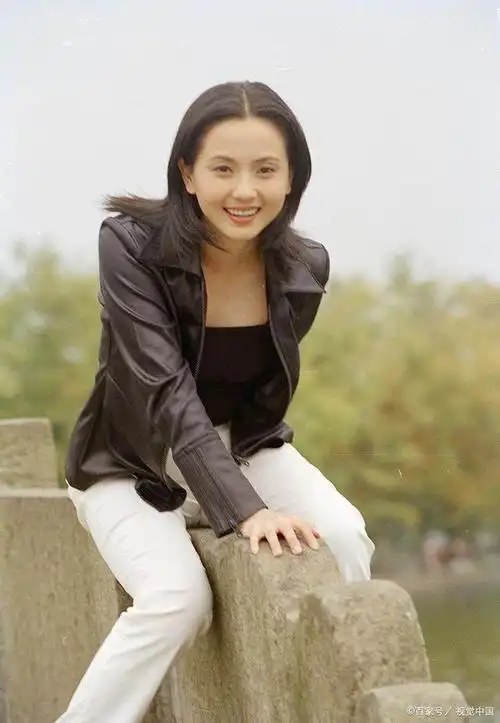 演员陶慧敏:嫁初恋老公恩爱几十年,20岁女儿貌美如花,家庭美满