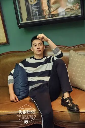 朱亚文挑战复古风格  完美演绎色彩大片