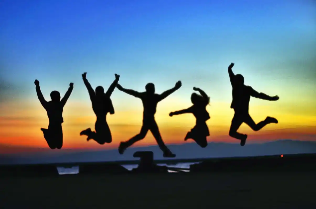 积极心理学强调,外部行为和社会文化环境更能影响人格的发展