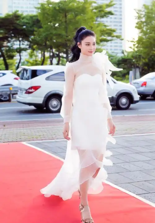 张馨予真敢穿,一袭鱼尾裙秀"蜂腰"长腿,网友:最美军嫂_腾讯新闻