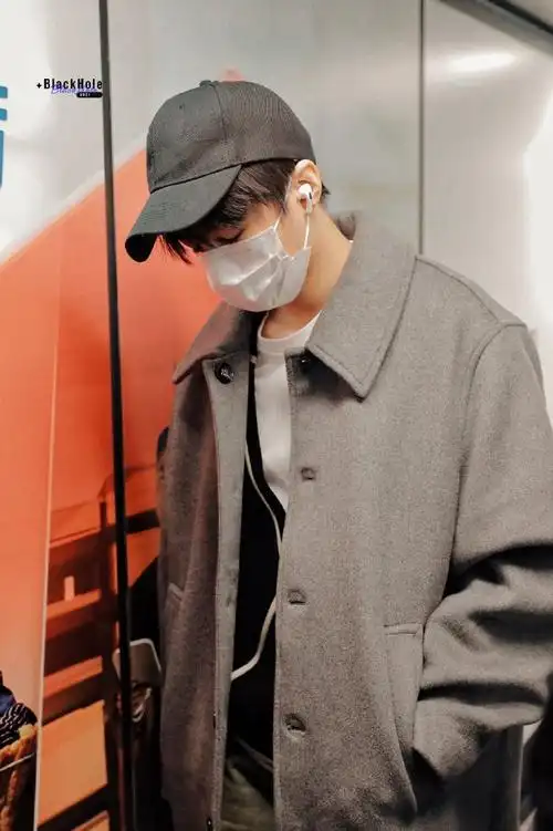 王俊凯上海机场出发饭拍被戴耳机的大衣凯狠狠帅到起落平安#王俊凯