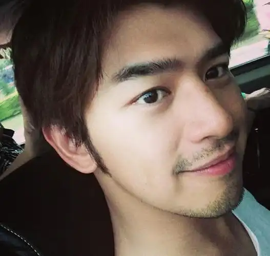 年轻人居然笑他"油"?可18年前电影里的他,才是女生的"初恋"_陈柏霖