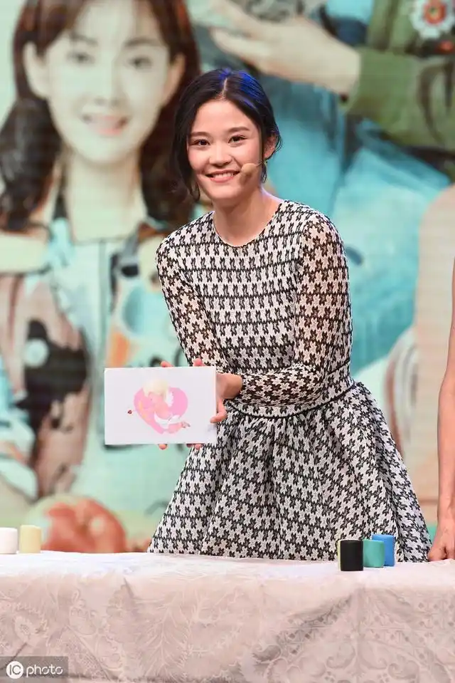 她是演员岳红的女儿,自己没带红却被张嘉译带火了,已经29岁了