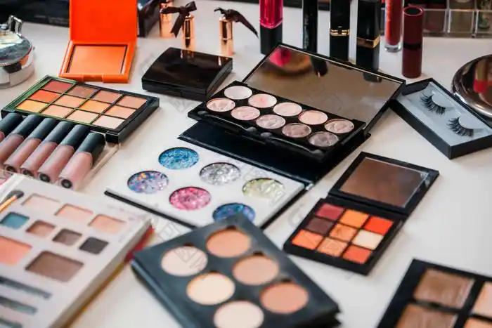 化妆桌上的化妆品