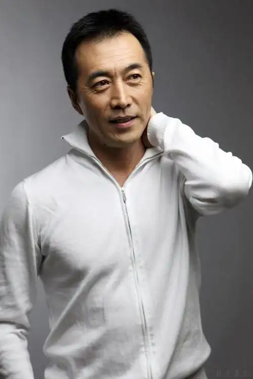 演员郑晓宁:爱慕萨日娜20年,两度娶娇妻,62岁下场太凄惨