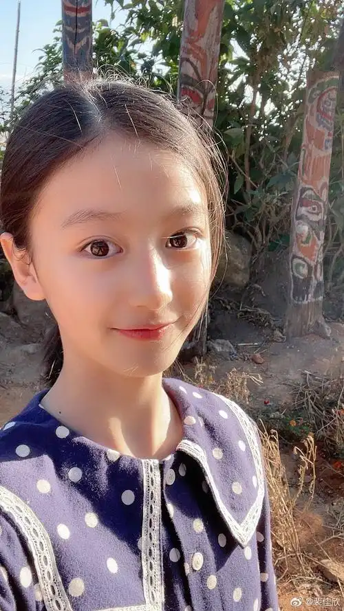 我认识的小童星里最好看的是裴佳欣 09年的