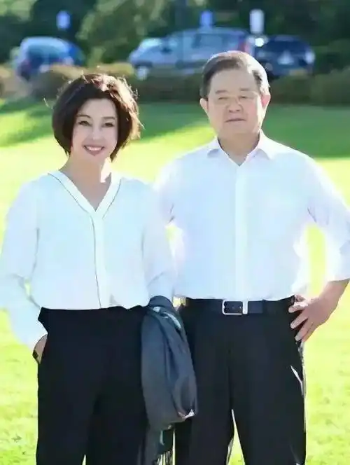 刘晓庆携老公亮相,她穿紫西装优雅又时髦,80岁富商老公老当益壮_造型