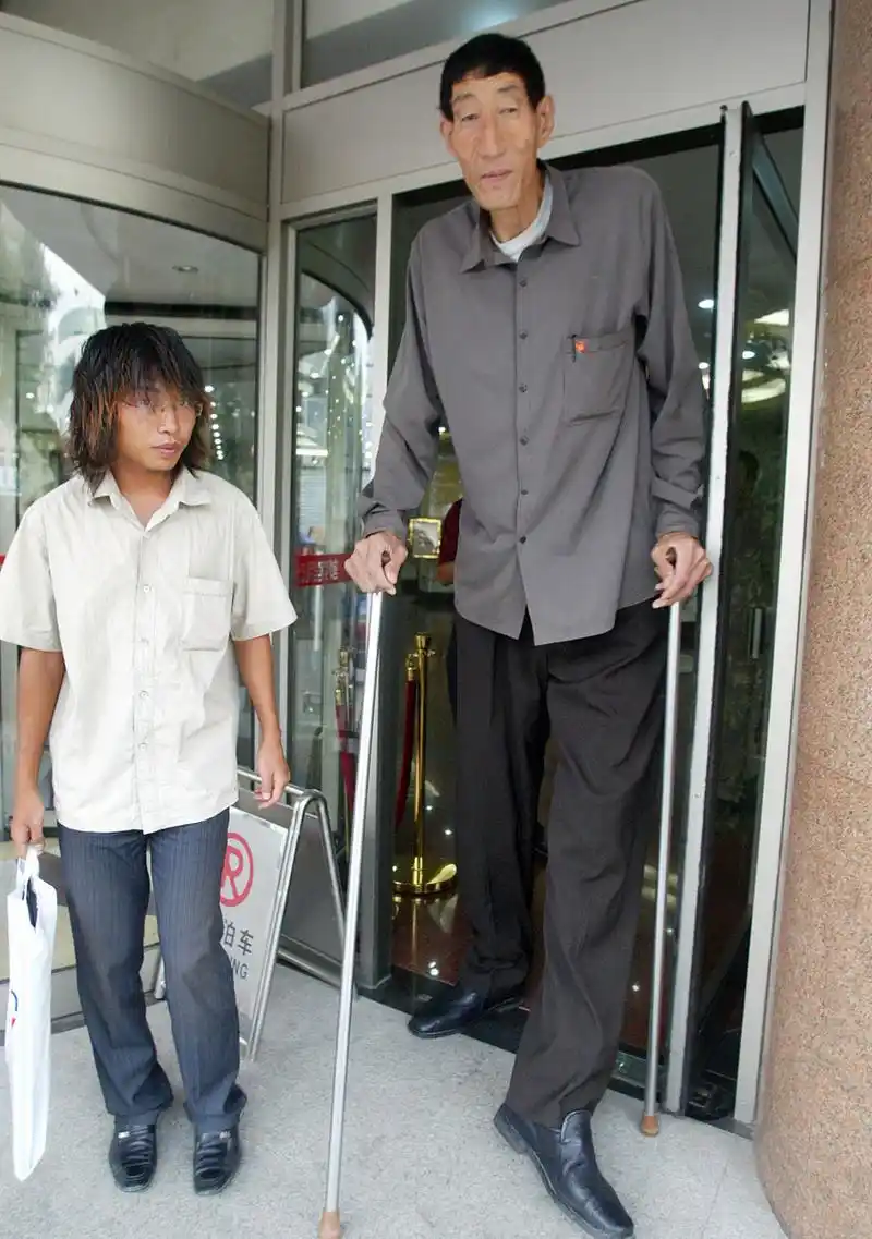 11566 鲍喜顺是中国第一巨人,他的身高达到了2.