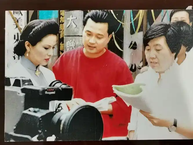 党旗下的青春李莉三十年前上海一家人怎样诞生