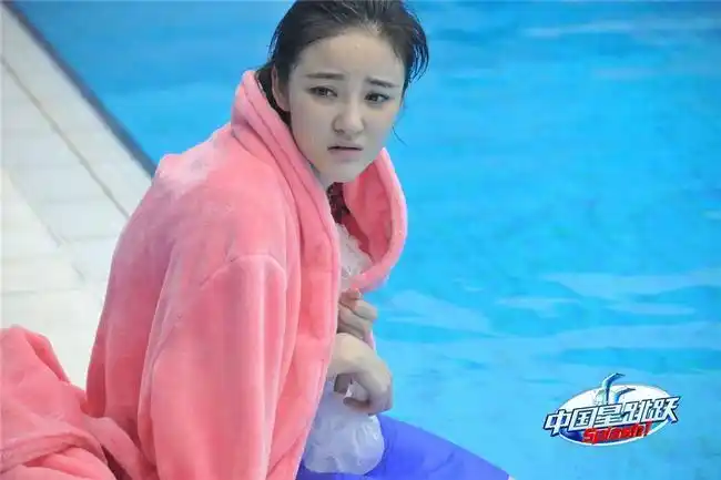 刘雨欣碎花泳衣秀一字马 试跳后呕吐被急救