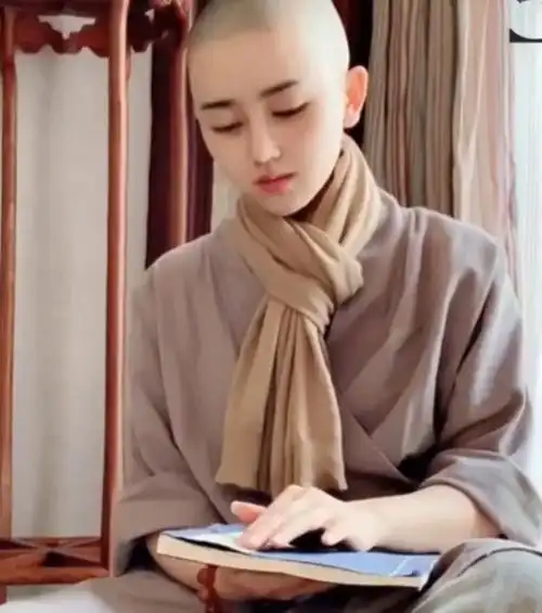 导语:成都,最美小尼姑在网络上走红,众多网友赞不绝口!