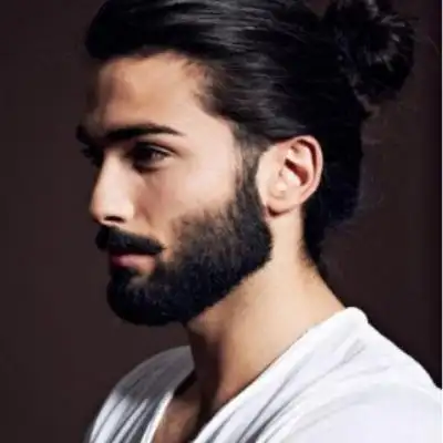 男生长发扎辫子发型尽量扎在高一点的位置