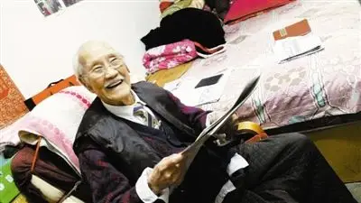 天津北方网讯:家住西青区杨柳青镇青云里的王金城老人,今年已经105岁.