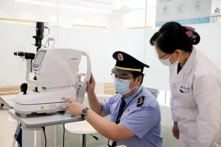 石家庄市桥西区市场监督管理局工作人员在眼镜店检查验光仪器.