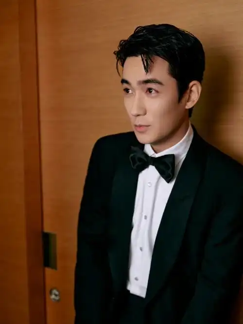 厚积薄发,以实力捧获荣誉,实至名归96恭喜演员朱一龙荣获#第35届