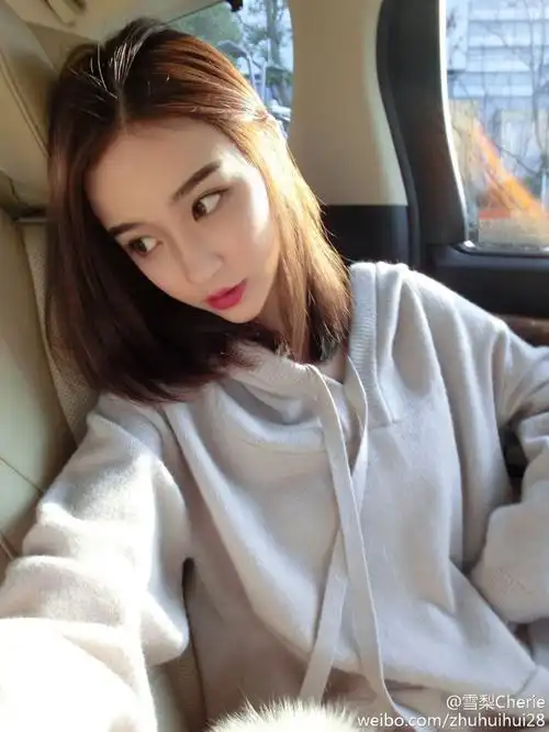 组图:开工了!思聪前女友雪梨狂晒美照水又嫩