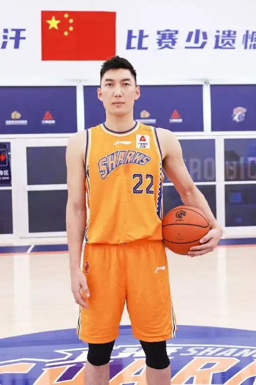 王哲林担任上海男篮队长,可兰白克担任副队长