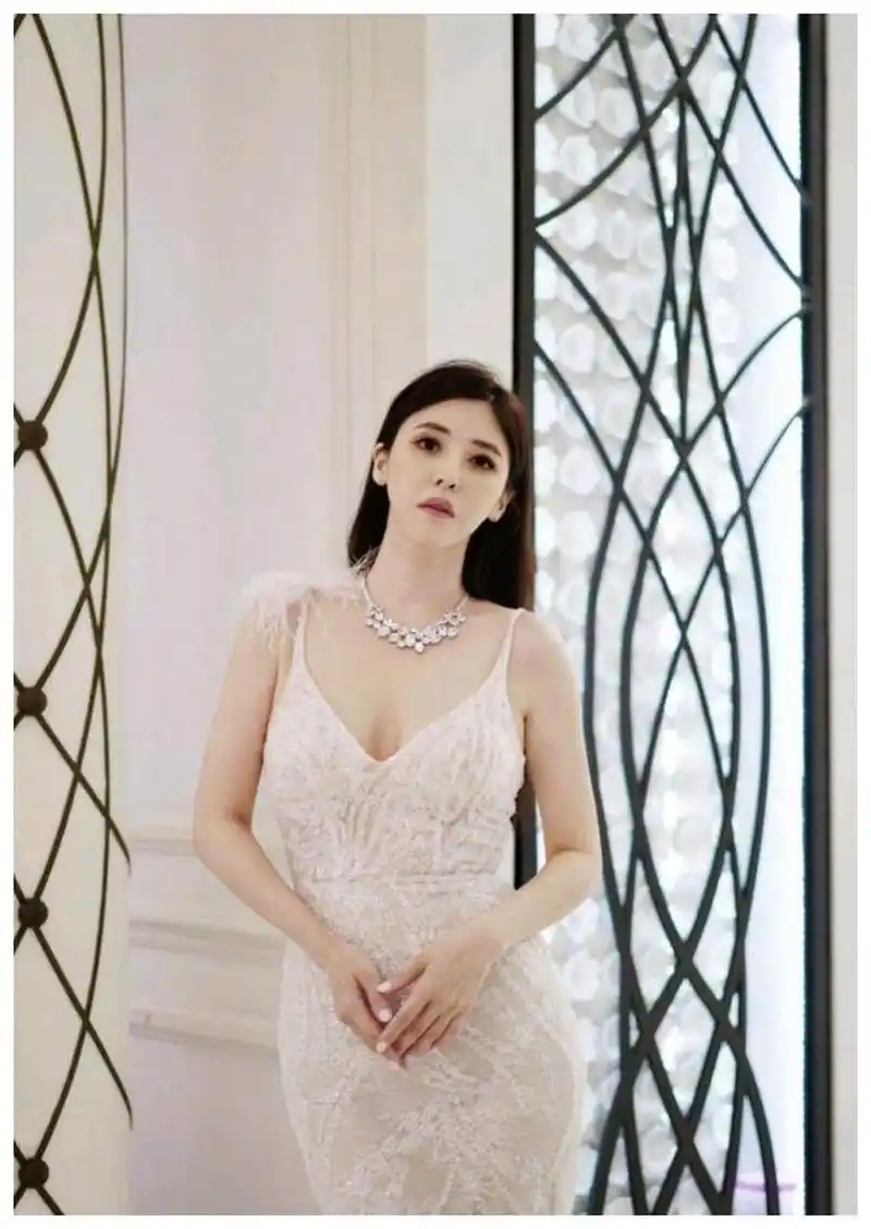 穆熙妍穿低胸蕾丝白色长裙尽显优雅知性