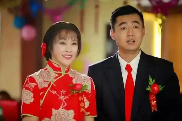 70岁刘晓庆近照引发热议穿迷你裙秀大长腿扎双马尾更迷人