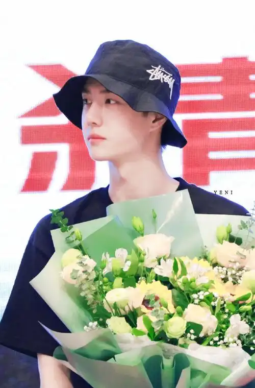 plq有提到p10这张王一博在车里休息的照片,翻了一下微博之后感慨万千