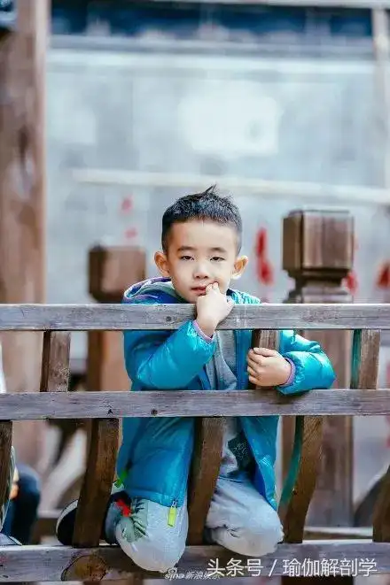 陈小春儿子jasper跟外婆学瑜伽有模有样真是太可爱了