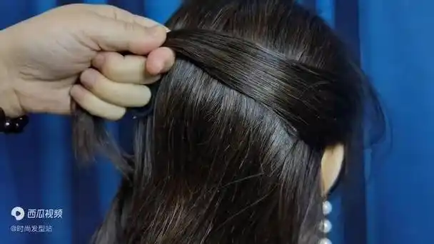 超短的头发不知道怎么扎发型看过来,简单扎两下就很洋气