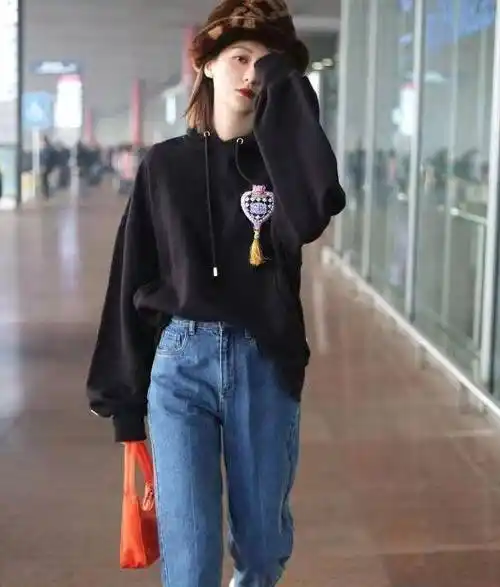 90后小花乔欣越来越时髦,简单卫衣搭配牛仔裤,小毡帽实在太抢眼_女生
