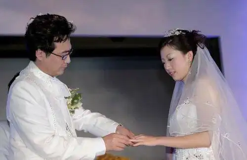 除了乒乓球外,李佳薇外貌出众,也吸引了不少粉丝,她的感情生活也颇受