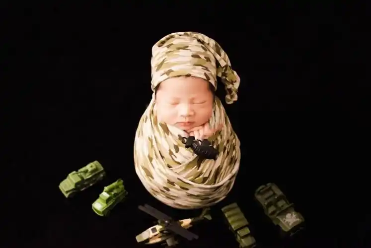 拍满月照摄影师把宝宝裹成一颗茧?知道原因后,你还会默许吗