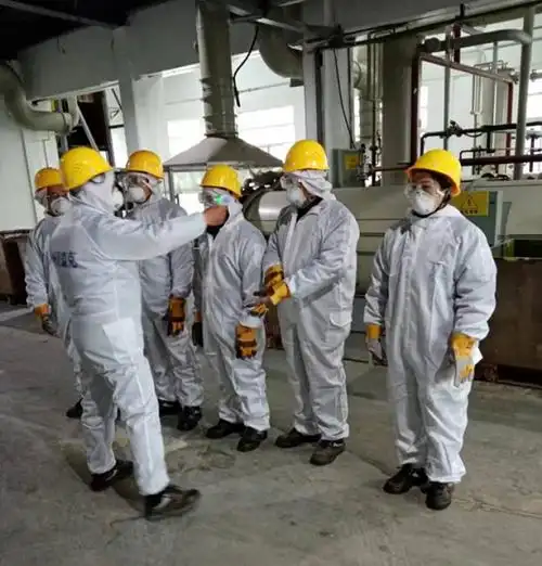 为生产现场的一线员工测量体温