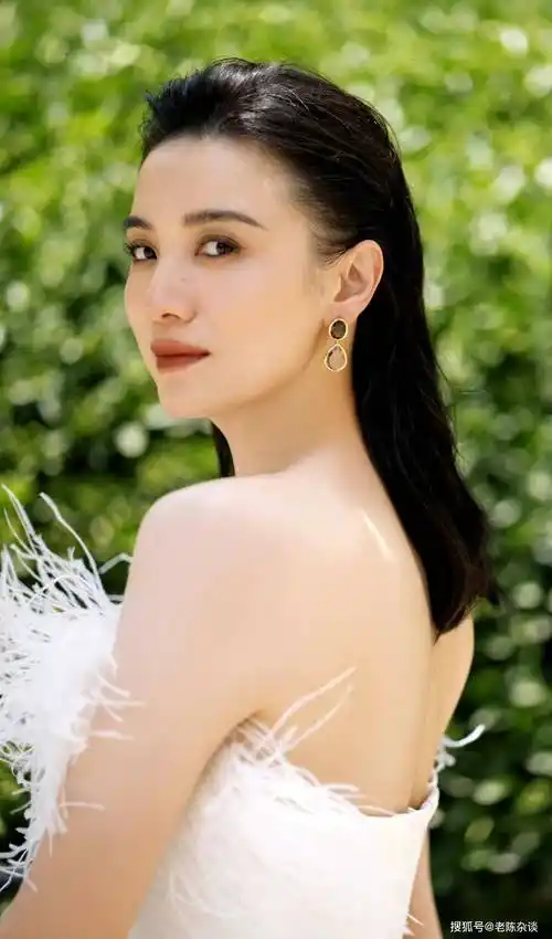 首先,宋佳的颜值令人难以忘怀.