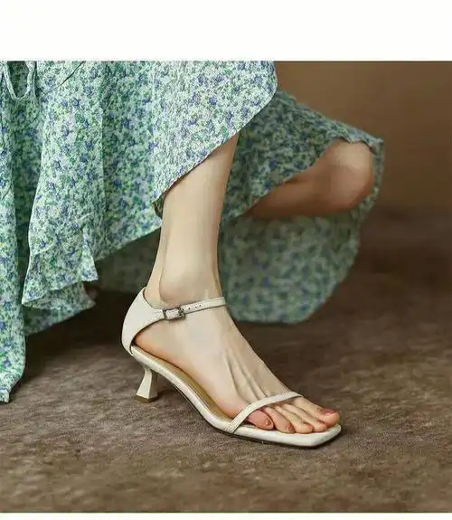 白色一字带凉鞋好看