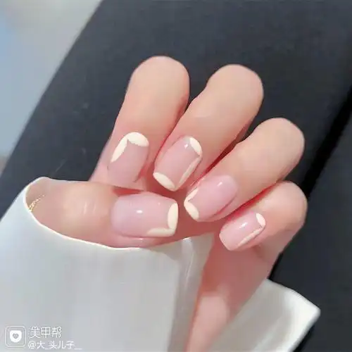 淡色素雅美甲图片