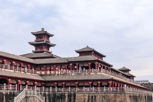 秦王宫占地面积800亩,有雄伟壮观的王宫宝殿27座